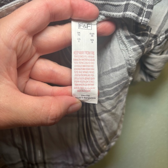 Casual Collection by F&F Plaid Silver and Black Button Down| Size US 6 - Picture 5 of 8
